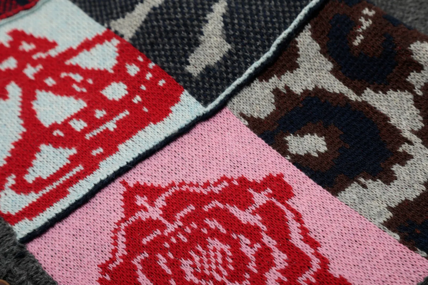 Vivi132 vivienne west wood 24th autumn and winter red label show heavy industry splicing pattern cardigan full of design sense Queen Mother of the West Vivienne heavy industry show limited cardigan knitted sweater wool 2024 autumn latest style Size: S -M- L Color: uniform color